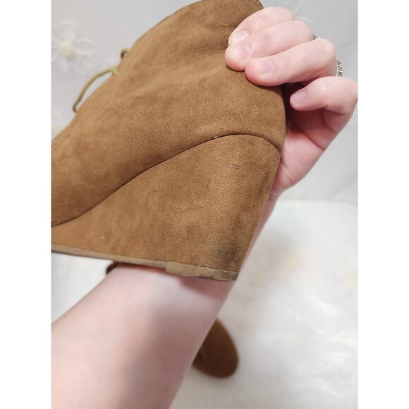 NEW DIRECTIONS WOMENS 9 BROWN BOOTIES CEDAR LACE UP SUEDE WEDGES CONTEMPORARY - Picture 15 of 16